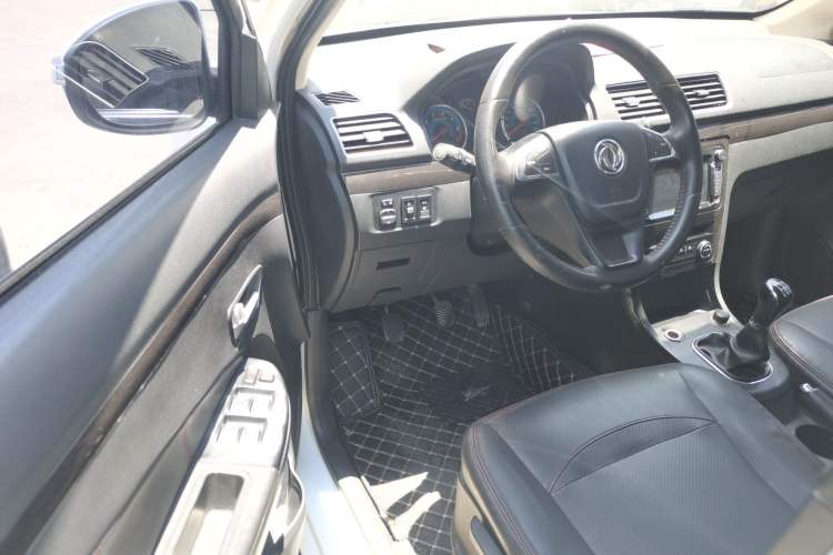Used Dongfeng Fengon 370 2016 1.5L Manual Luxury Version SFG15-05 7 Seats Interior 2