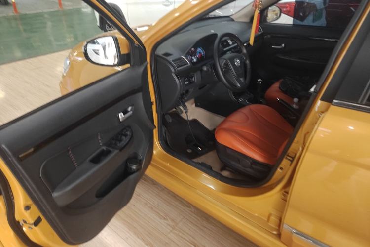 Used Dongfeng Fengon 370 2016 1.5L Manual Luxury Version SFG15-05 7 Seats Interior 3