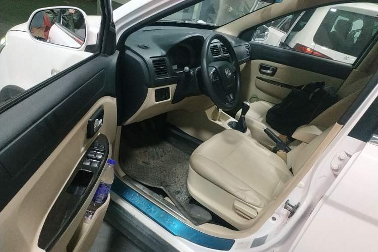 Used Dongfeng Fengon 370 2016 1.5L Manual Standard Edition SFG15-02 7 Seats Interior 3