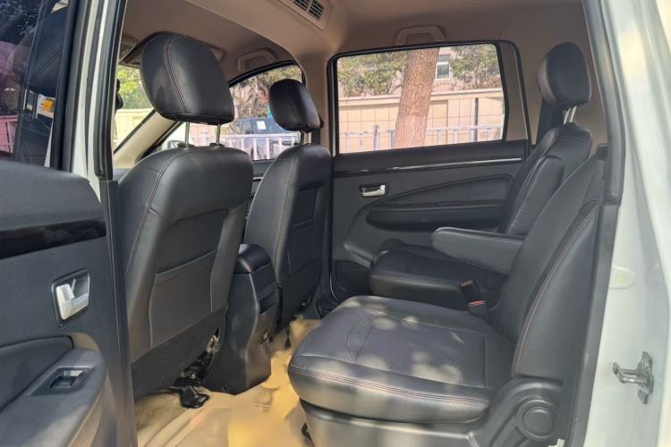 Used Dongfeng Fengon 370 2016 1.5L Manual Elite Home Edition 7-Seater Interior 3