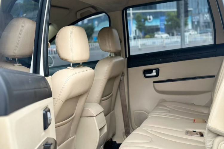 Used Dongfeng Fengon 370 2016 1.5L Manual Standard Edition SFG15-05 7 Seats Interior 3