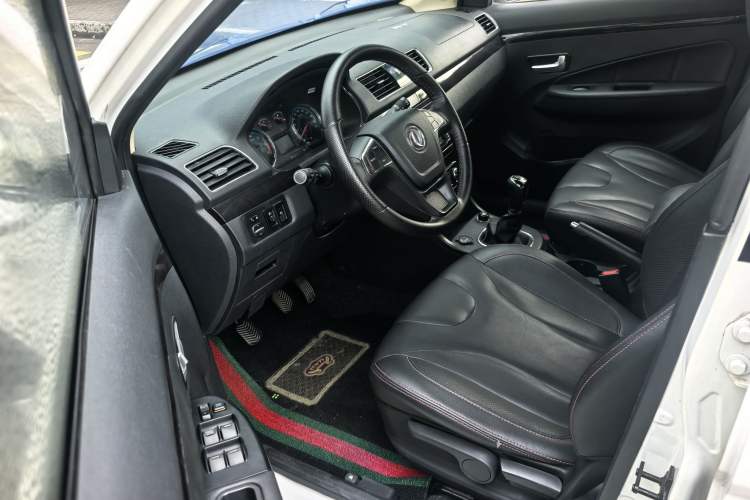 Used Dongfeng Fengon 370 2016 1.5L Manual Luxury Version SFG15-05 7 Seats Interior 3