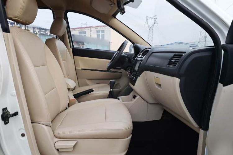 Used Dongfeng Fengon 370 2016 1.5L Manual Comfort 7-Seater Interior 3