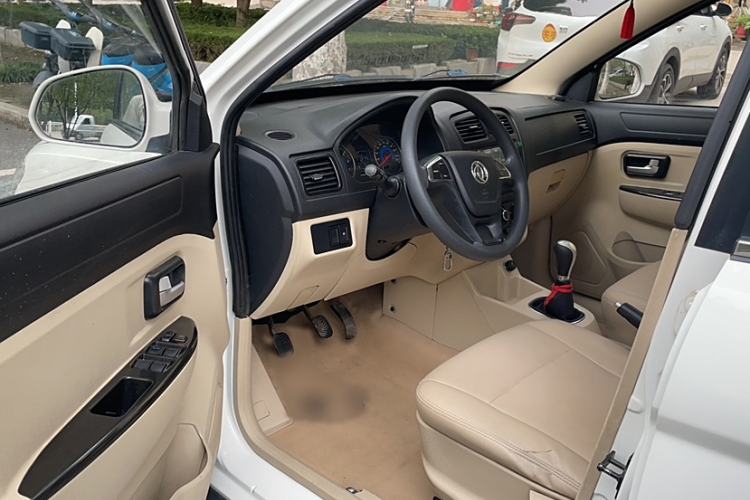 Used Dongfeng Fengon 370 2016 1.5L Manual Standard Edition SFG15-05 7 Seats Interior 3