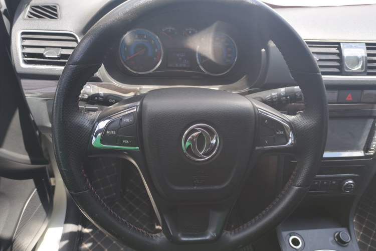 Used Dongfeng Fengon 370 2016 1.5L Manual Luxury Version SFG15-05 7 Seats Interior 3