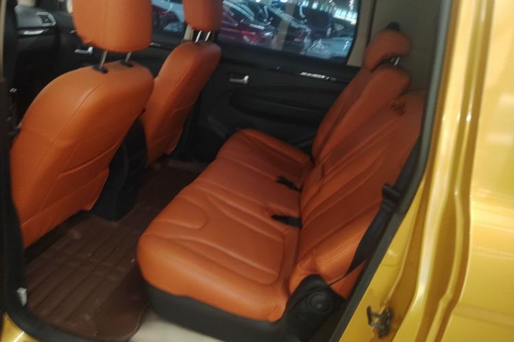 Used Dongfeng Fengon 370 2016 1.5L Manual Luxury Version SFG15-05 7 Seats Interior 4