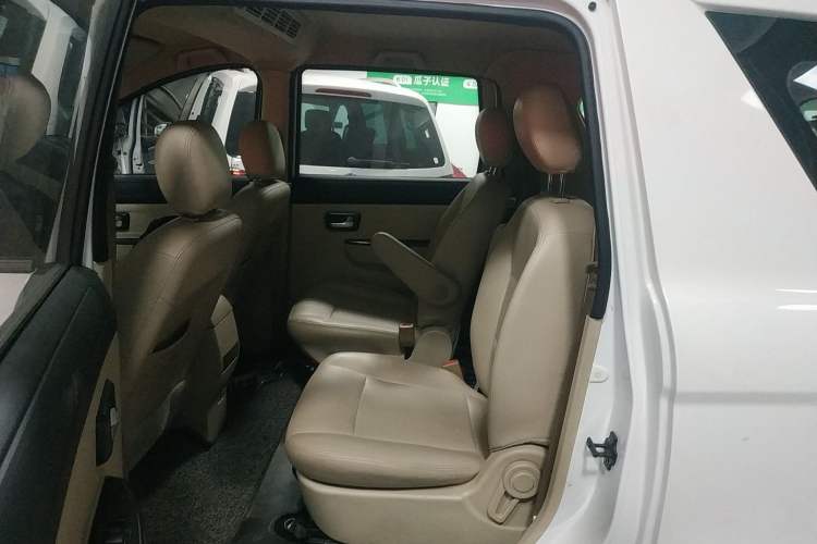 Used Dongfeng Fengon 370 2016 1.5L Manual Standard Edition SFG15-02 7 Seats Interior 4