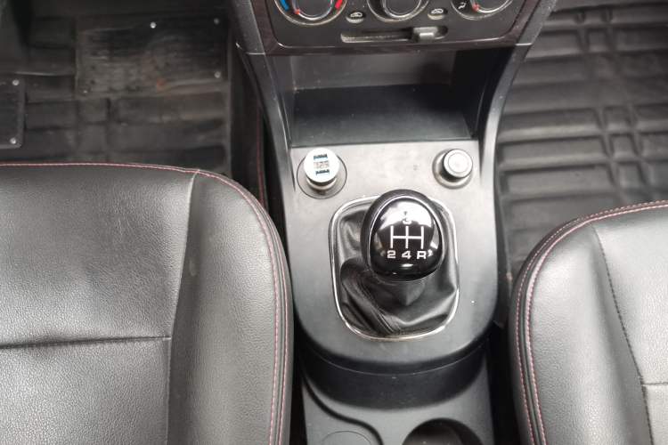 Used Dongfeng Fengon 370 2016 1.5L Manual Elite Home Edition 7-Seater Interior 4