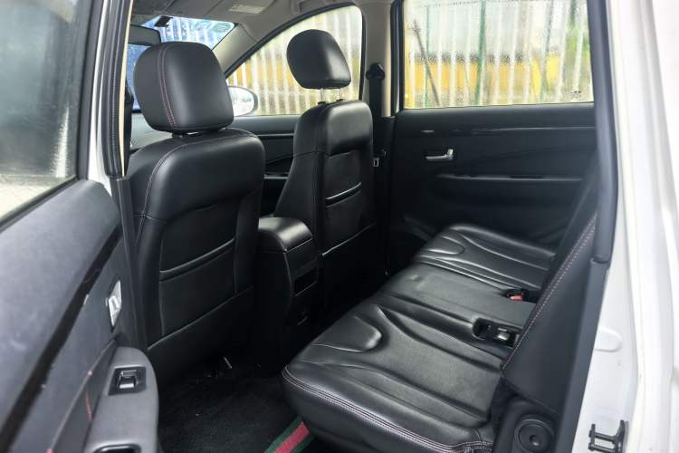 Used Dongfeng Fengon 370 2016 1.5L Manual Luxury Version SFG15-05 7 Seats Interior 4