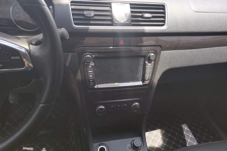 Used Dongfeng Fengon 370 2016 1.5L Manual Luxury Version SFG15-05 7 Seats Interior 4