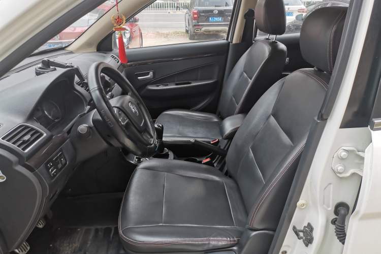 Used Dongfeng Fengon 370 2016 1.5L Manual Elite Home Edition 7-Seater Interior 5