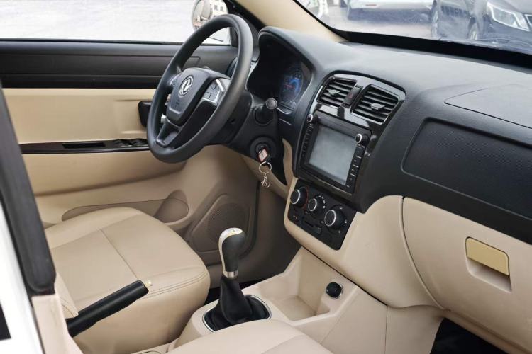 Used Dongfeng Fengon 370 2016 1.5L Manual Comfort 7-Seater Interior 5