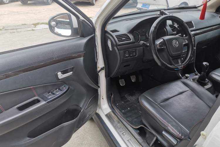 Used Dongfeng Fengon 370 2016 1.5L Manual Elite Home Edition 7-Seater Interior 6