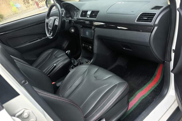 Used Dongfeng Fengon 370 2016 1.5L Manual Luxury Version SFG15-05 7 Seats Interior 6