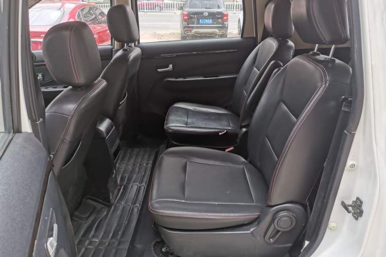 Used Dongfeng Fengon 370 2016 1.5L Manual Elite Home Edition 7-Seater Interior 7