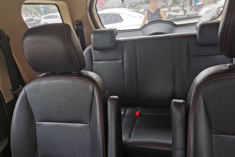 Used Dongfeng Fengon 370 2016 1.5L Manual Elite Home Edition 7-Seater Interior 8