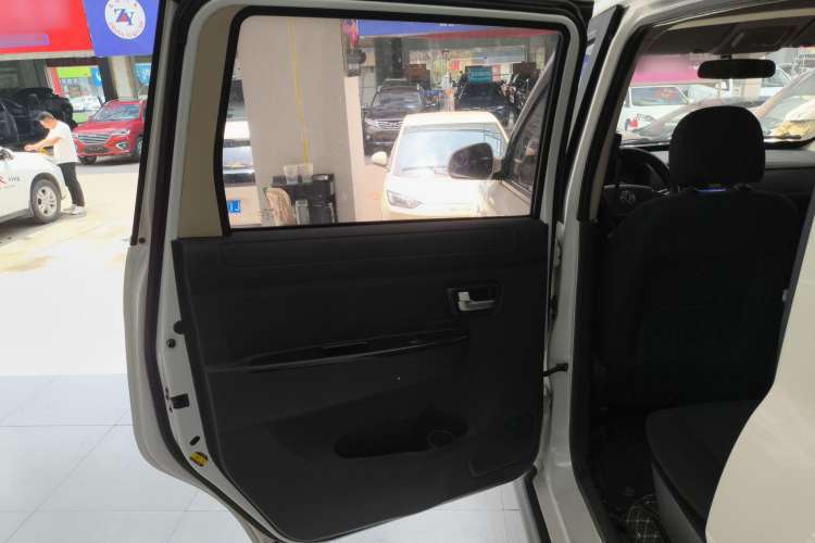 Used Dongfeng Fengon 370 2016 1.5L Manual Standard Model II 7 Seats Left Rear Door Interior