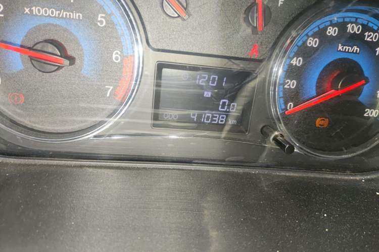 Used Dongfeng Fengon 370 2016 1.5L Manual Luxury Version SFG15-02 7 Seats Odometer Close Up
