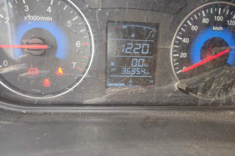 Used Dongfeng Fengon 370 2016 1.5L Manual Standard Model II 7 Seats Odometer Close Up