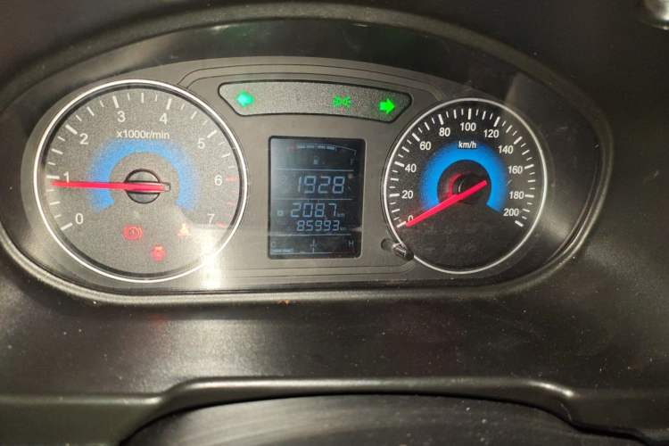 Used Dongfeng Fengon 370 2016 1.5L Manual Standard Model II 7 Seats Odometer Close Up