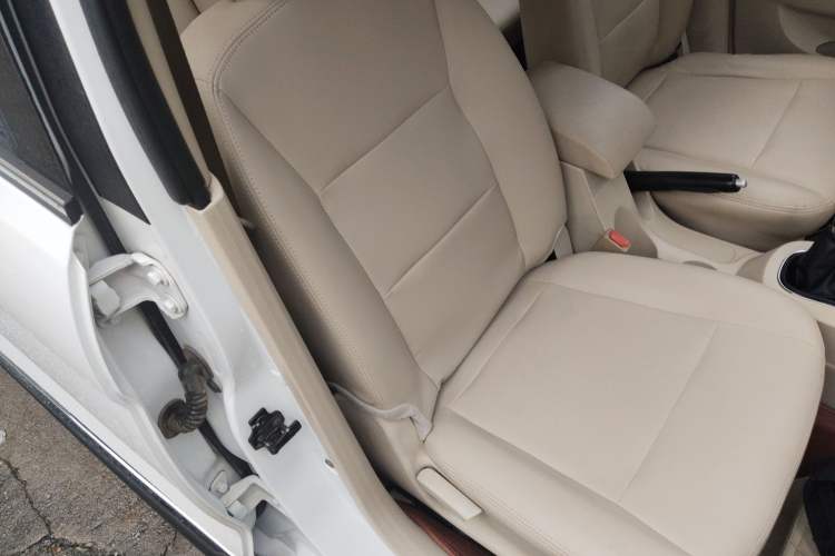 Used Dongfeng Fengon 370 2016 1.5L Manual Standard Edition SFG15-05 7 Seats Right Front Seat
