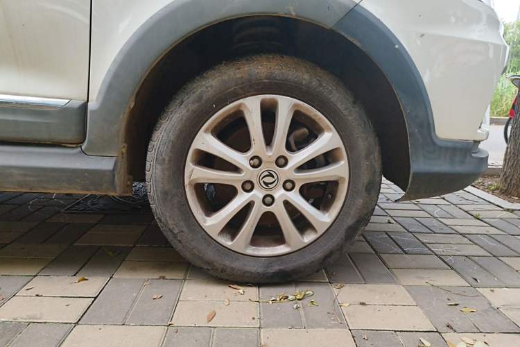 Used Dongfeng Fengon 370 2016 1.5L Manual Luxury Version SFG15-02 7 Seats Right Front Wheel Hub