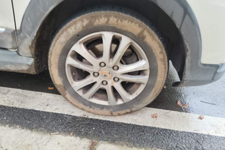 Used Dongfeng Fengon 370 2016 1.5L Manual Standard Edition SFG15-05 5 Seats Right Front Wheel Hub
