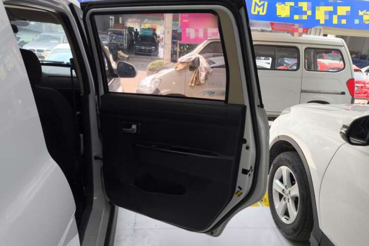 Used Dongfeng Fengon 370 2016 1.5L Manual Standard Model II 7 Seats Right Rear Door Interior