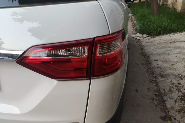 Used Dongfeng Fengon 370 2016 1.5L Manual Smart 7-Seater Right Rear Taillight