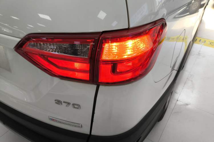 Used Dongfeng Fengon 370 2016 1.5L Manual Standard Model II 7 Seats Right Rear Taillight
