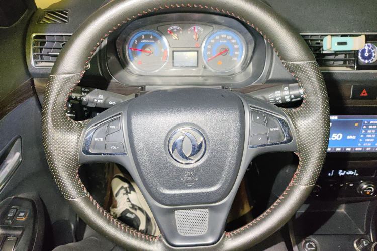 Used Dongfeng Fengon 370 2016 1.5L Manual Luxury Version SFG15-02 7 Seats Steering Wheel