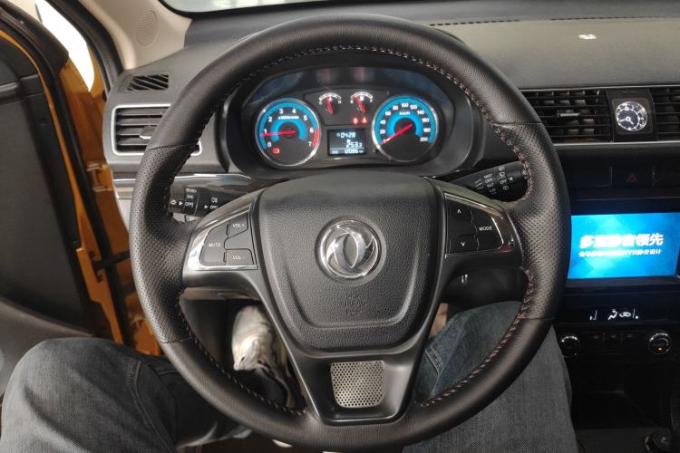 Used Dongfeng Fengon 370 2016 1.5L Manual Luxury Version SFG15-05 7 Seats Steering Wheel