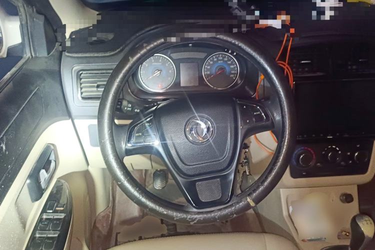 Used Dongfeng Fengon 370 2016 1.5L Manual Standard Edition SFG15-05 7 Seats Steering Wheel
