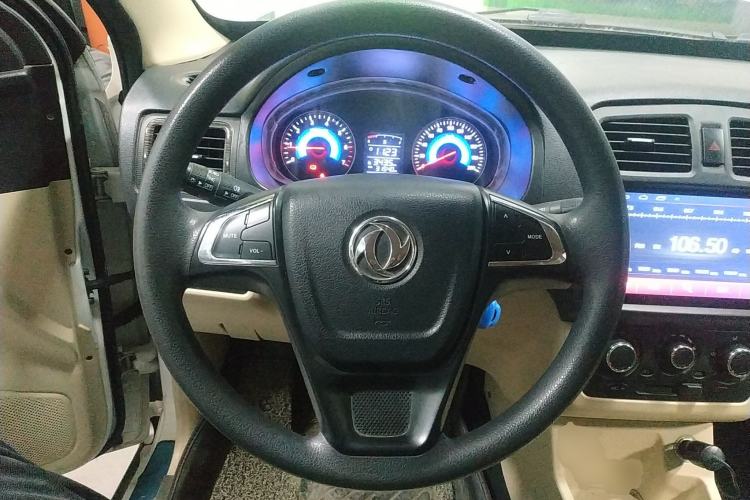 Used Dongfeng Fengon 370 2016 1.5L Manual Standard Edition SFG15-02 7 Seats Steering Wheel