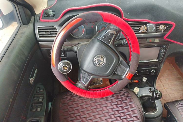 Used Dongfeng Fengon 370 2016 1.5L Manual Luxury Version SFG15-02 7 Seats Steering Wheel