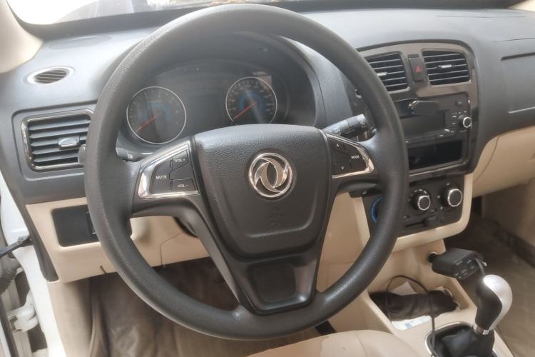 Used Dongfeng Fengon 370 2016 1.5L Manual Standard Edition SFG15-05 7 Seats Steering Wheel