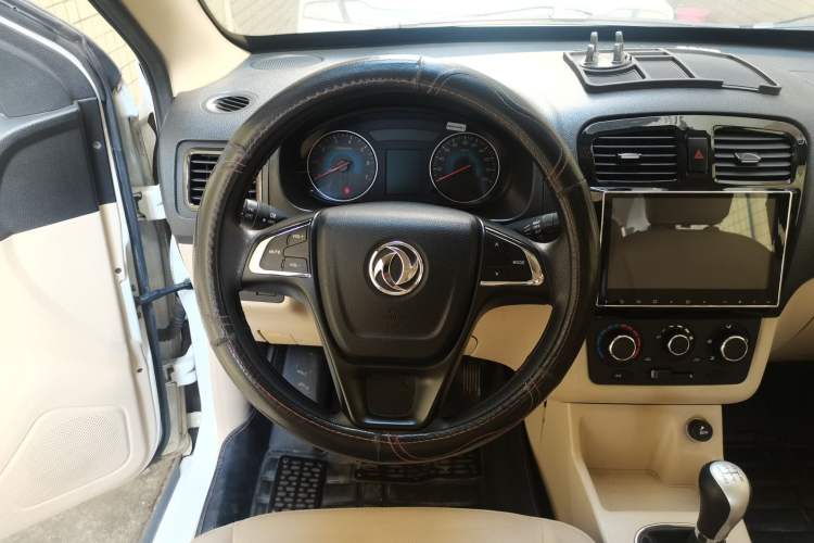 Used Dongfeng Fengon 370 2016 1.5L Manual Standard Edition SFG15-05 7 Seats Steering Wheel