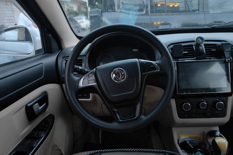 Used Dongfeng Fengon 370 2016 1.5L Manual Standard Edition SFG15-05 7 Seats Steering Wheel
