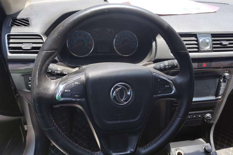 Used Dongfeng Fengon 370 2016 1.5L Manual Luxury Version SFG15-05 7 Seats Steering Wheel