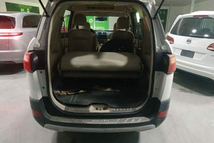 Used Dongfeng Fengon 370 2016 1.5L Manual Standard Edition SFG15-02 7 Seats Trunk