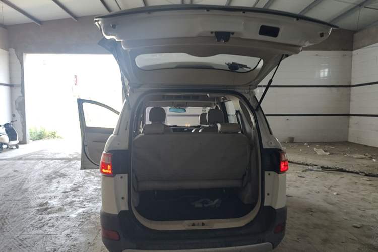 Used Dongfeng Fengon 370 2016 1.5L Manual Comfort 7-Seater Trunk