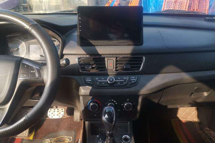 Used Dongfeng Fengon 370 2017 1.5L CVT Fashion Edition 7-Seater Audio And AC Panel