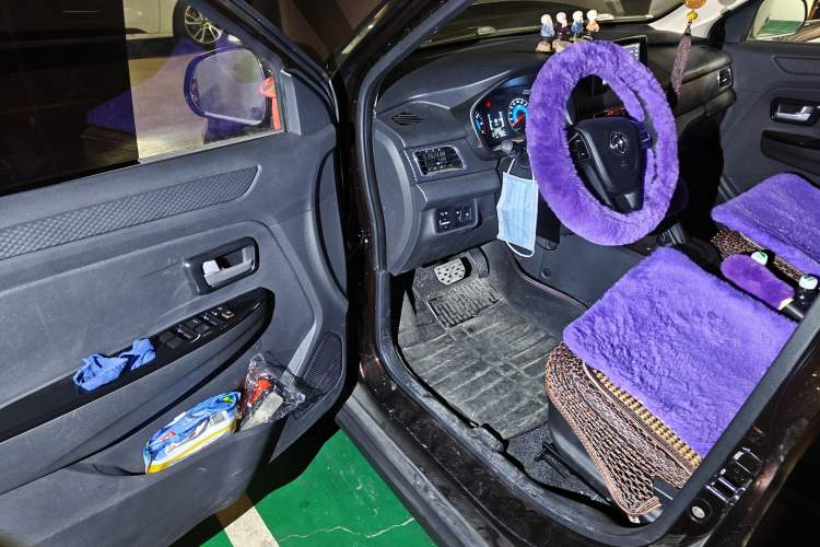 Used Dongfeng Fengon 370 2017 1.5L CVT Fashion Edition 7-Seater Driver Seat