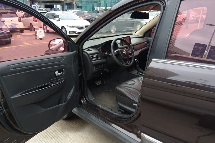 Used Dongfeng Fengon 370 2017 1.5L CVT Fashion Edition 7-Seater Driver Seat