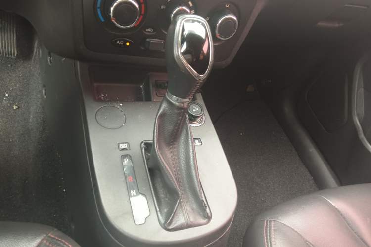 Used Dongfeng Fengon 370 2017 1.5L CVT Fashion Edition 7-Seater Gear Lever
