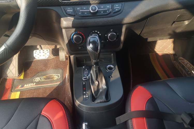 Used Dongfeng Fengon 370 2017 1.5L CVT Fashion Edition 7-Seater Gear Lever