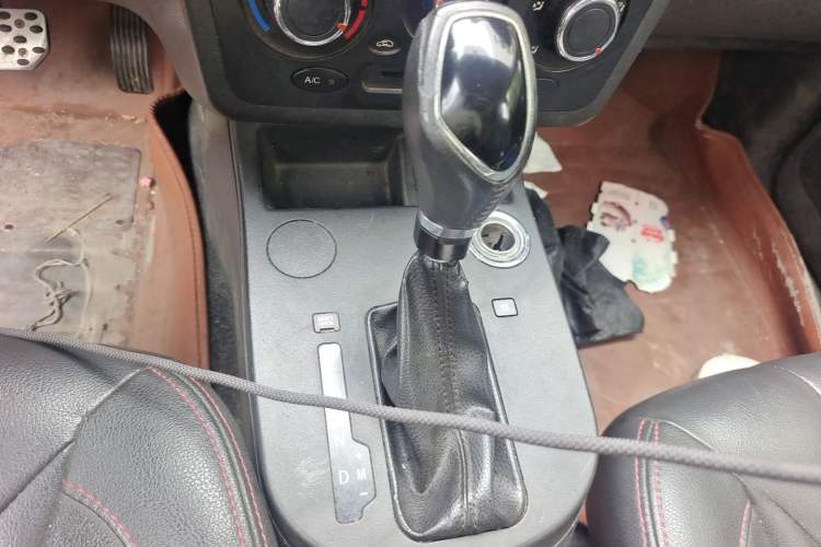 Used Dongfeng Fengon 370 2017 1.5L CVT Fashion Edition 7-Seater Gear Lever