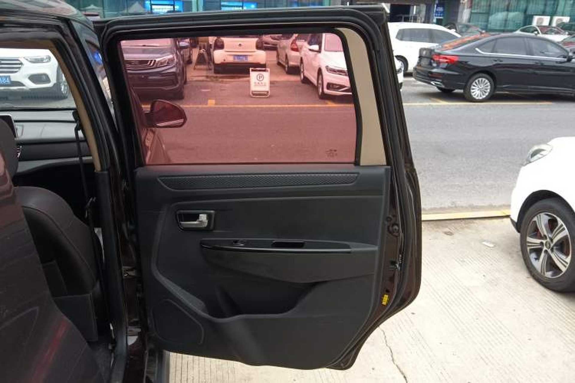Used Dongfeng Fengon 370 2017 1.5L CVT Fashion Edition 7-Seater Right Rear Door Interior