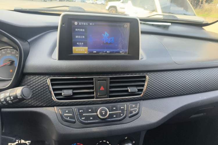 Used Dongfeng Fengon 370 2017 1.5L CVT Fashion Edition 7-Seater Audio And AC Panel