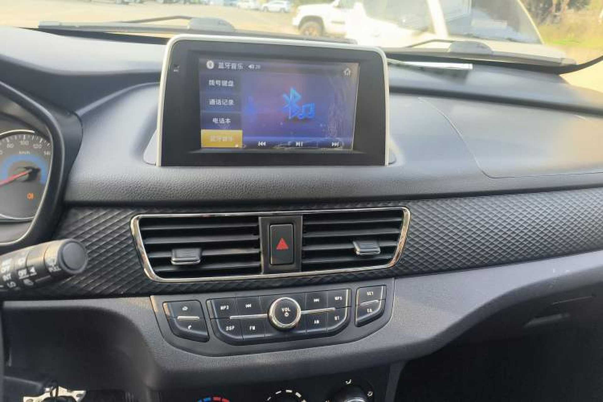 Used Dongfeng Fengon 370 2017 1.5L CVT Fashion Edition 7-Seater Audio And AC Panel